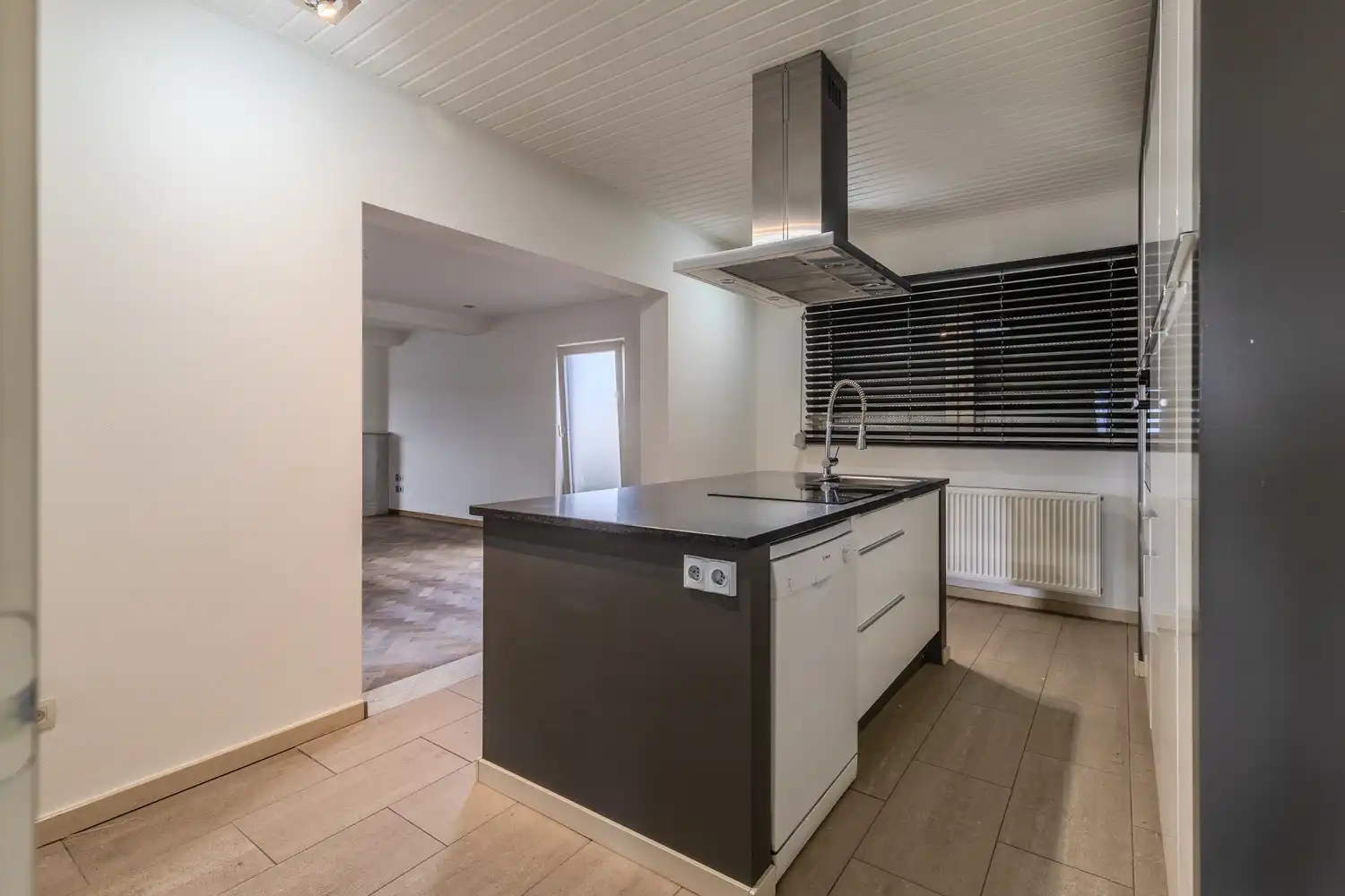 Instapklare woning op een ruim perceel van circa 8a8ca met tuin en garage op een gunstige locatie. foto 16