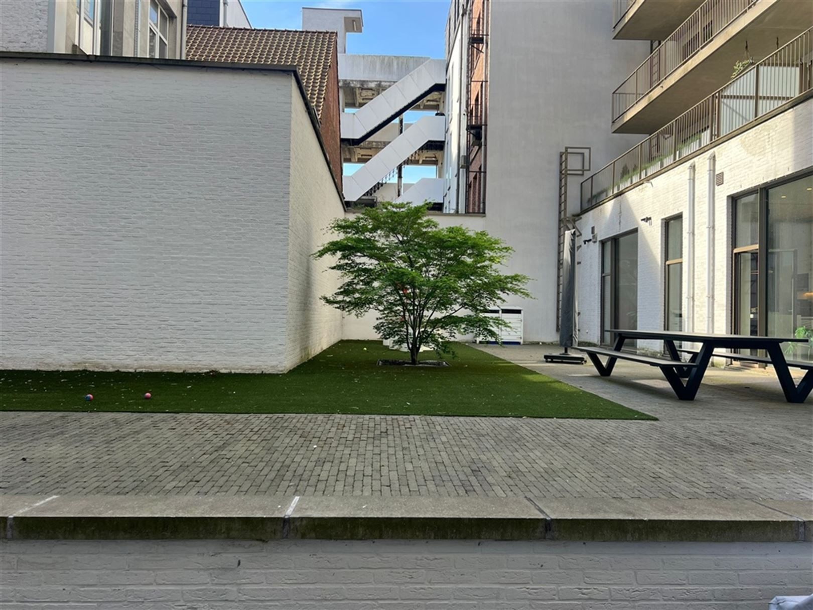 Geliijkvloerse kantoorruimte met hoge plafonds op het Eilandje foto 9
