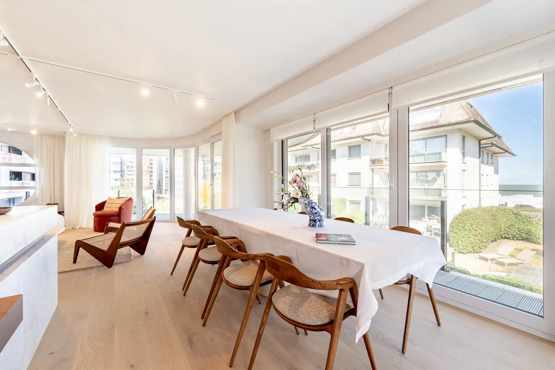 Stijlvol gerenoveerd appartement met zeezicht in het Zoute foto 9