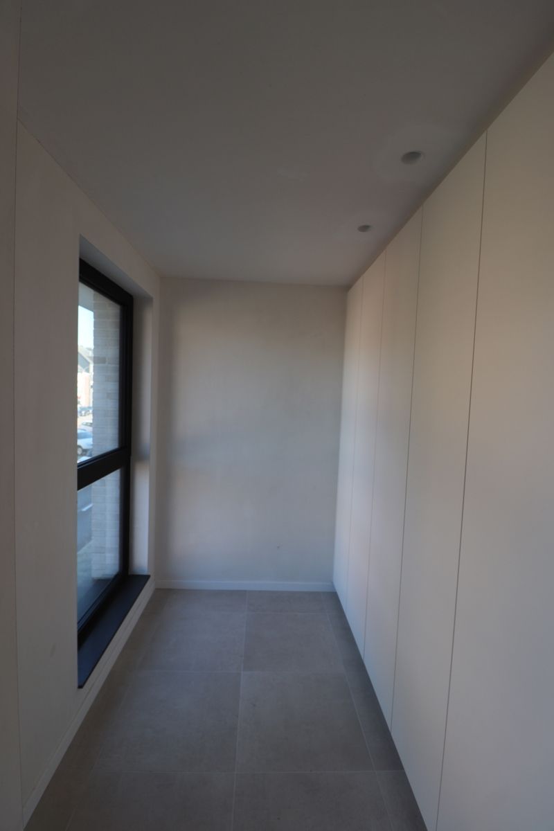 Prachtig nieuwbouwappartement met 2 slaapkamers, groot overdekt terras, autostaanplaats en berging. foto 10