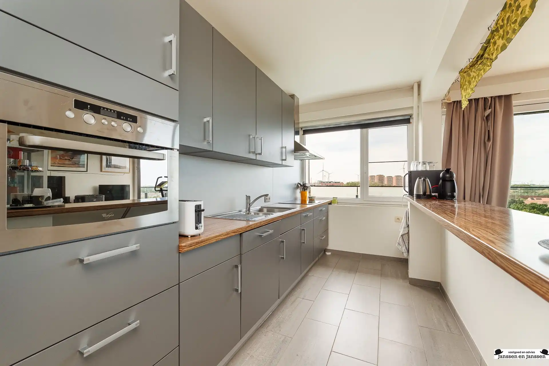 Bemeubeld 2-slaapkamerappartement met prachtig uitzicht! foto 6
