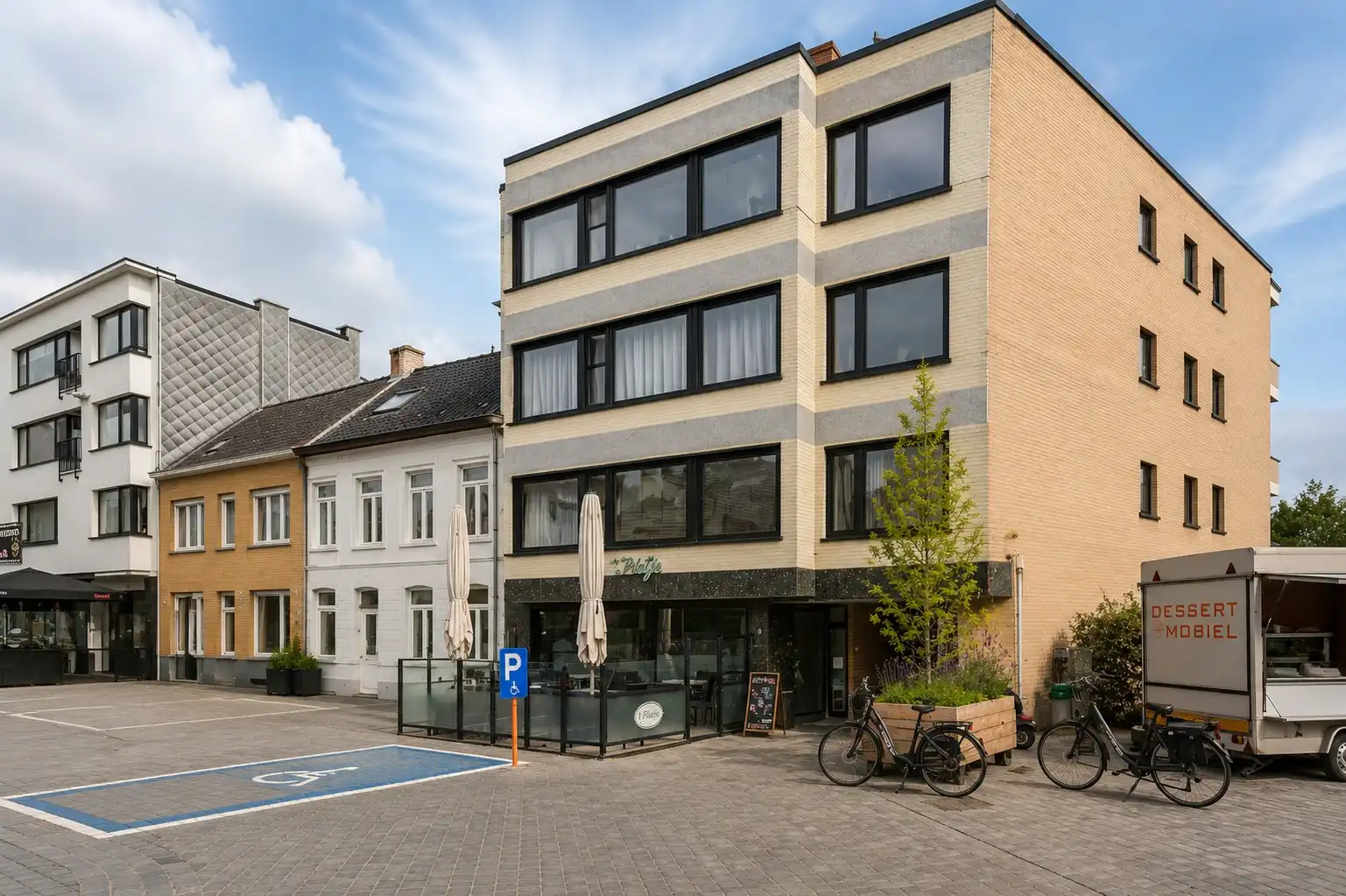 Gerenoveerd appartement op toplocatie aan de Markt van Gistel foto {{pictureIndex}}