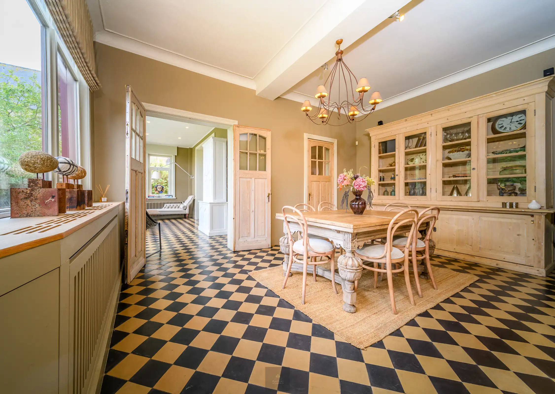 Historische grandeur en hedendaags comfort in een unieke pastorie te Stuivekenskerke. foto 14