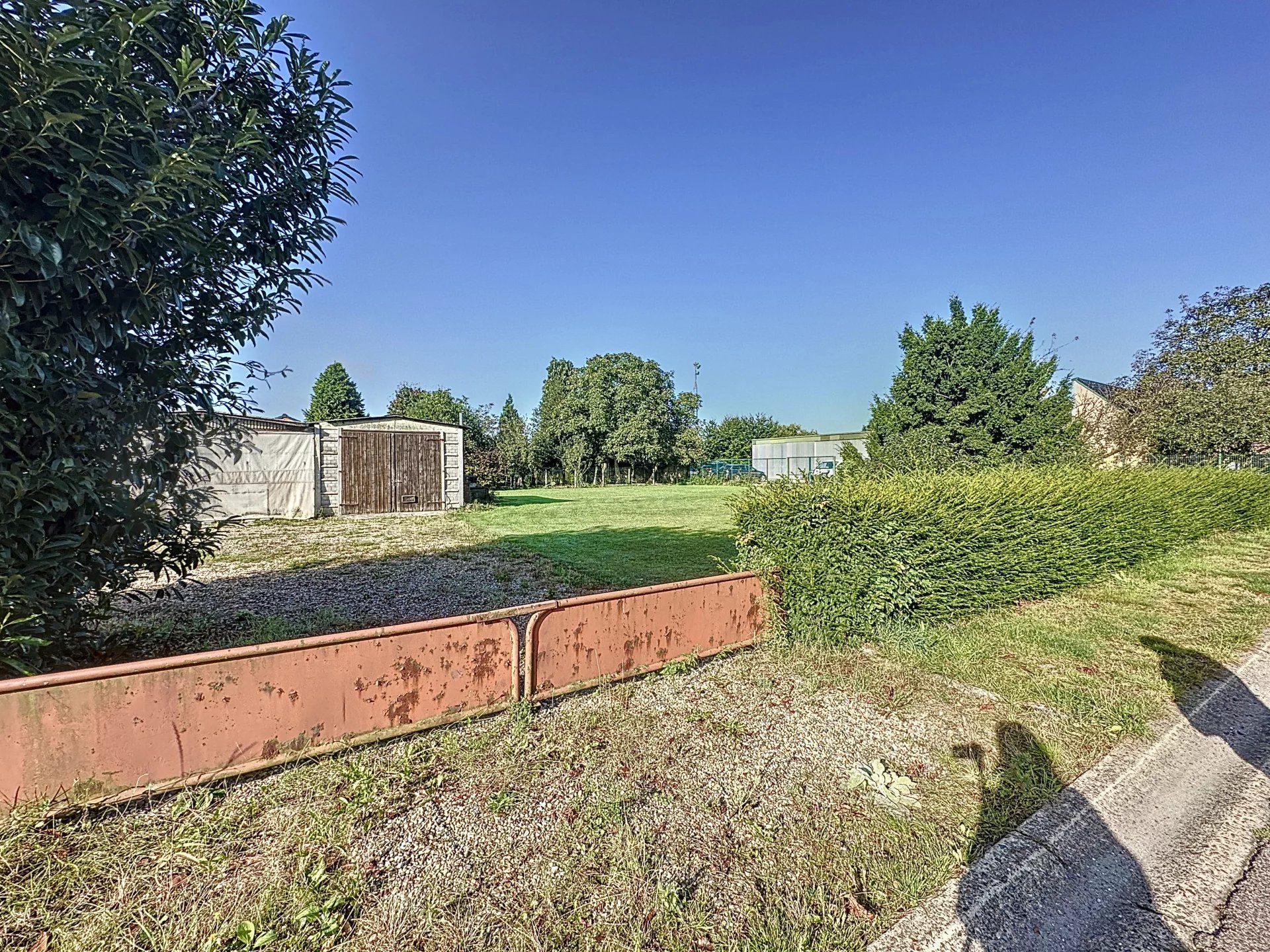 Ruim perceel (14a44) met een te renoveren woning met 4 slaapkamers. foto 10