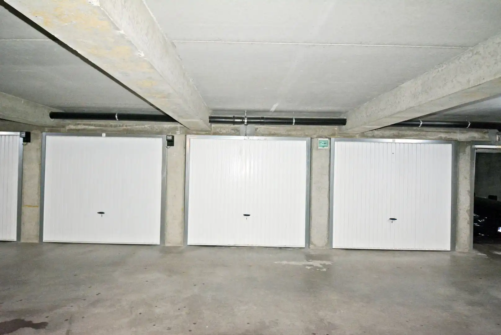 Gesloten garagebox in een zijstraat van de Lippenslaan. foto 6