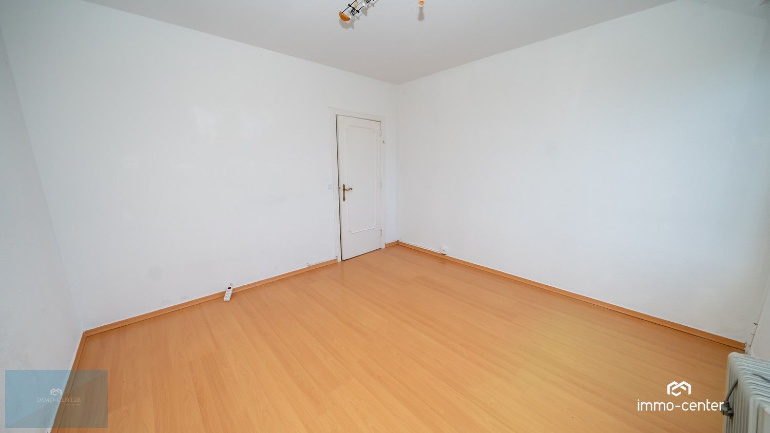 Ruim appartement met 4 slaapkamers en 3 terrassen in hartje Genk! foto 14