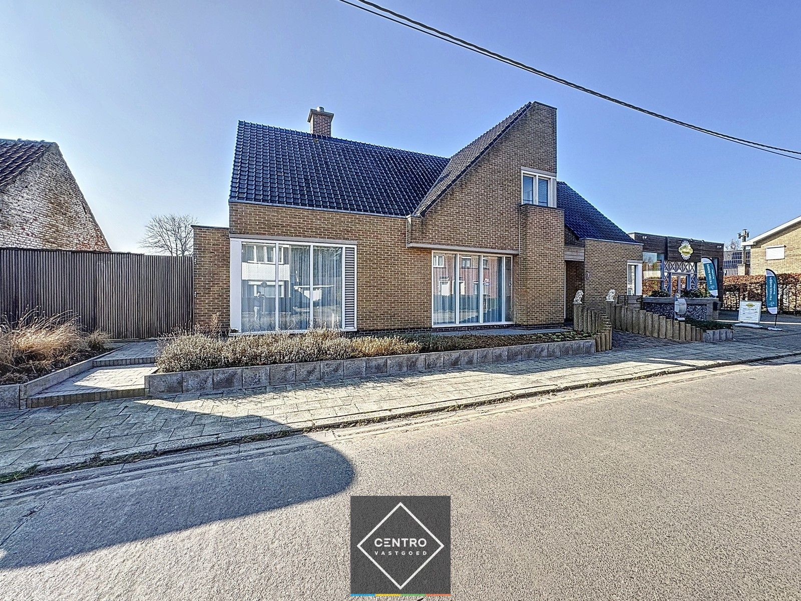 INSTAPKLARE woning met 4 slpks, 2 badks, PRAKTIJKRUIMTE en met MAGAZIJN! foto {{pictureIndex}}