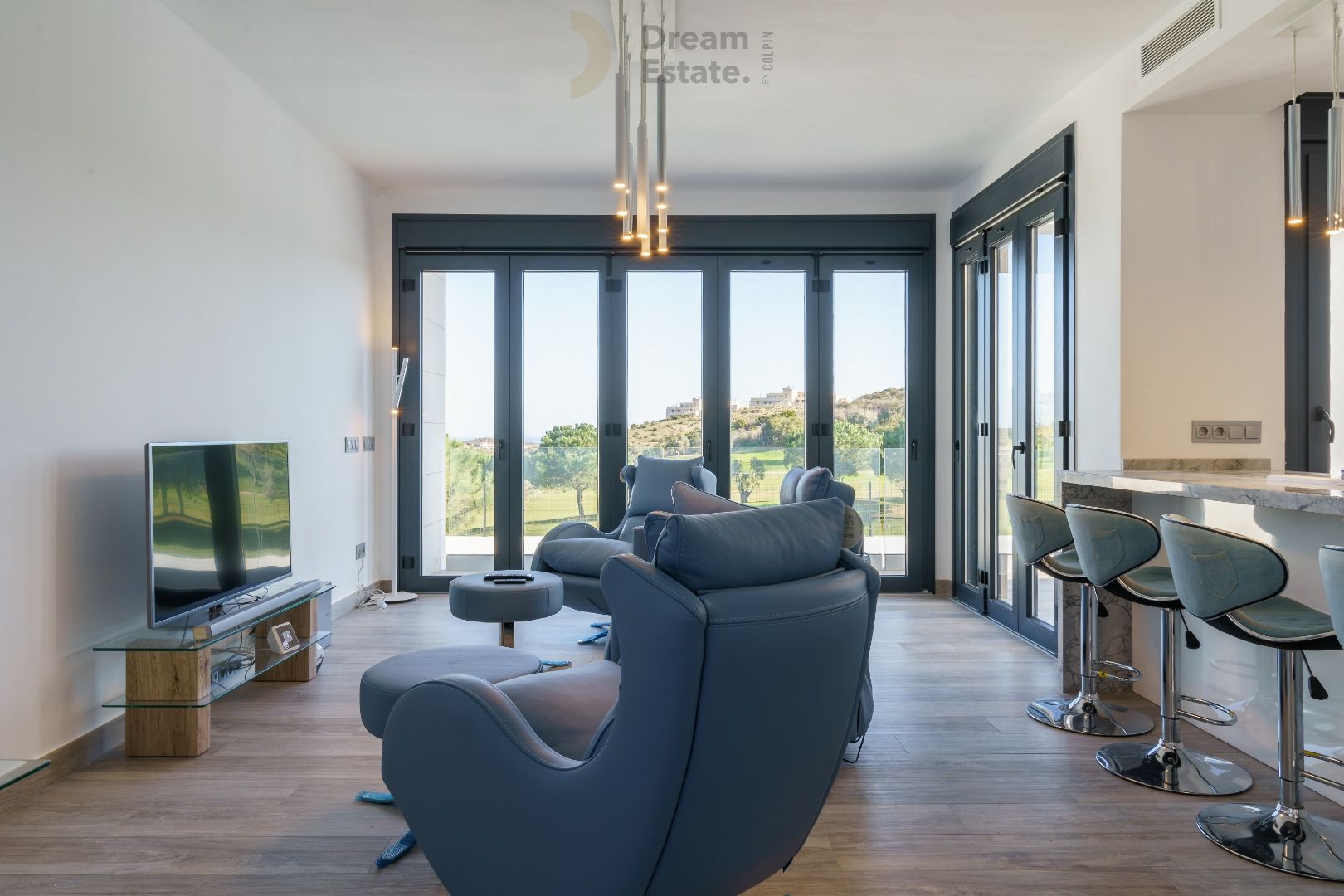 Nieuwbouwwoningen (nog slechts 2) tegenover de golf met zicht naar zee te Mijas. foto 13