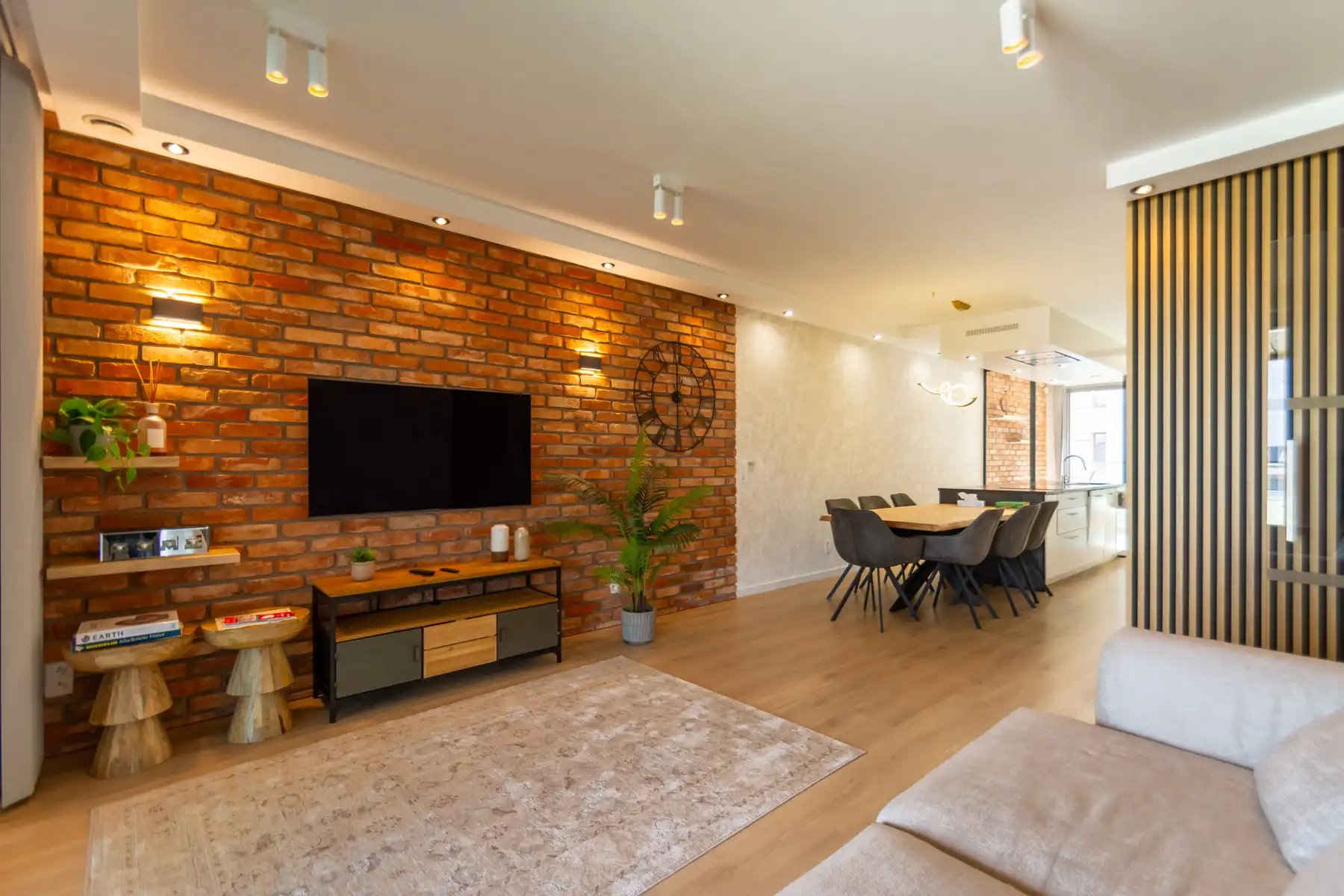 Gezelig lichtrijk gemeubeld 2 kamer app. met 2 TERRASSEN foto 2