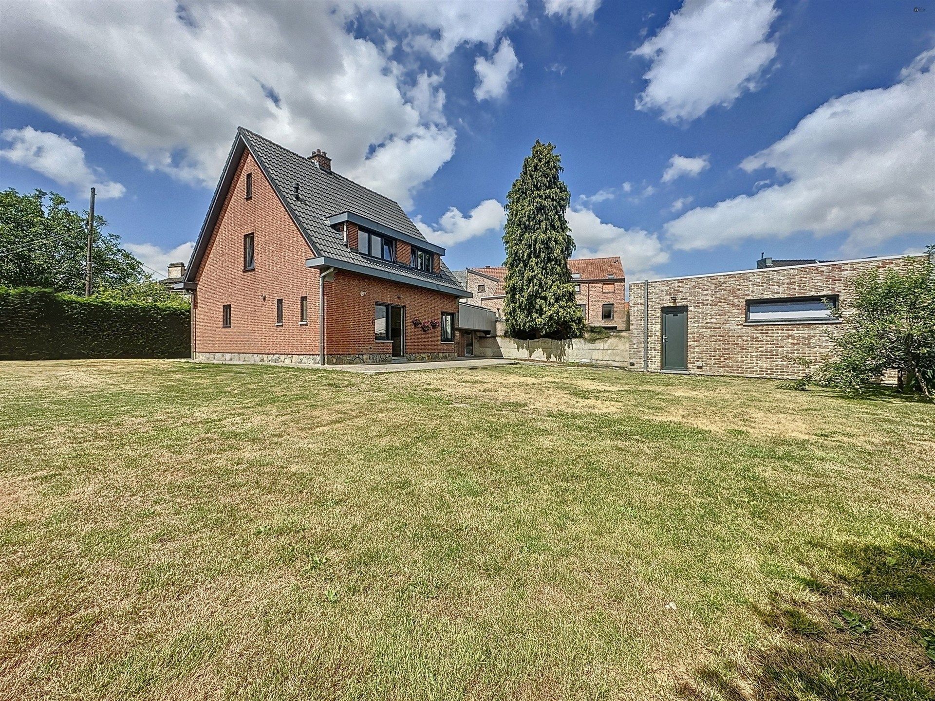 Instapklare woning met 4 slp en garage op perceel van 785m² foto 1