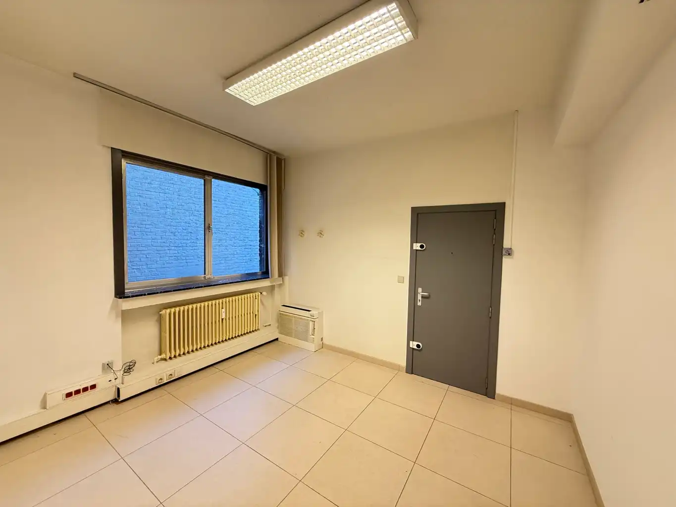Handelsgelijkvloers met polyvalente ruimte, burelen & opslag foto 3