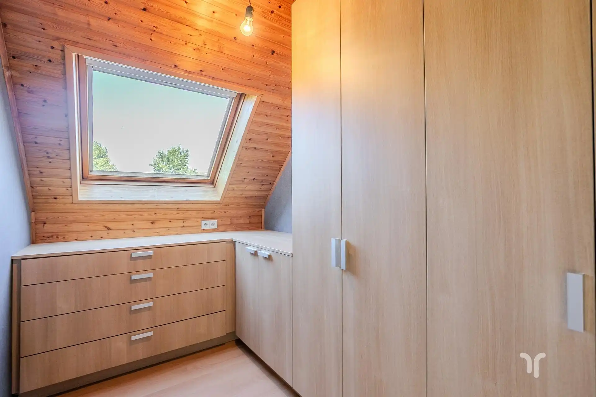 Deze rustig gelegen woning bevindt zich net buiten de stadskern en op wandelafstand van scholen, winkels en openbaar vervoer.  foto 9