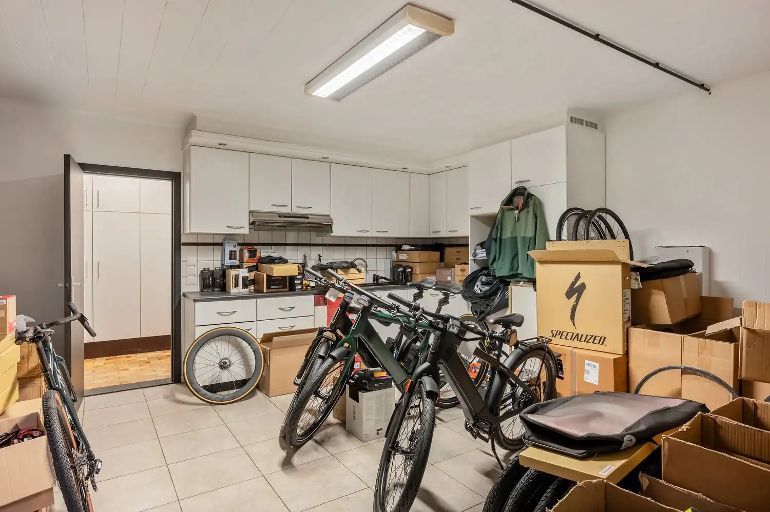 Opbrengsteigendom te koop – Handelsgelijkvloers + magazijnen foto 19