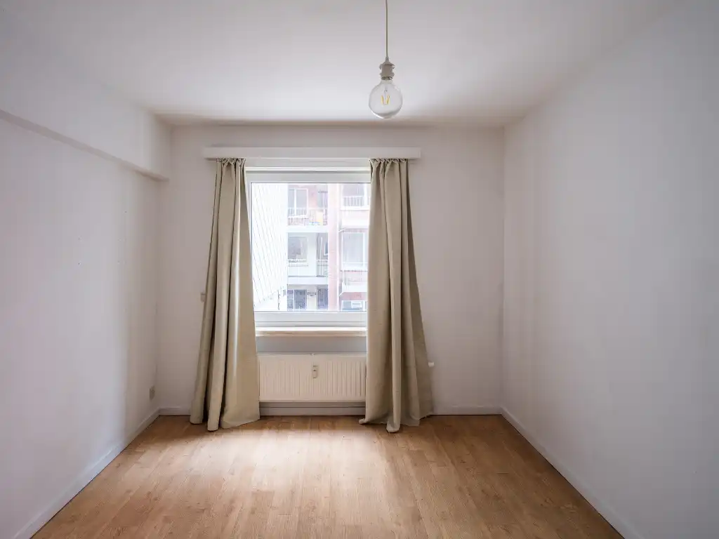 Regio Gent Zuid - Lichtrijk, op te frissen drieslaapkamer-appartement gelegen in een zijstraat van de muinkkaai met zicht op het water. foto 11