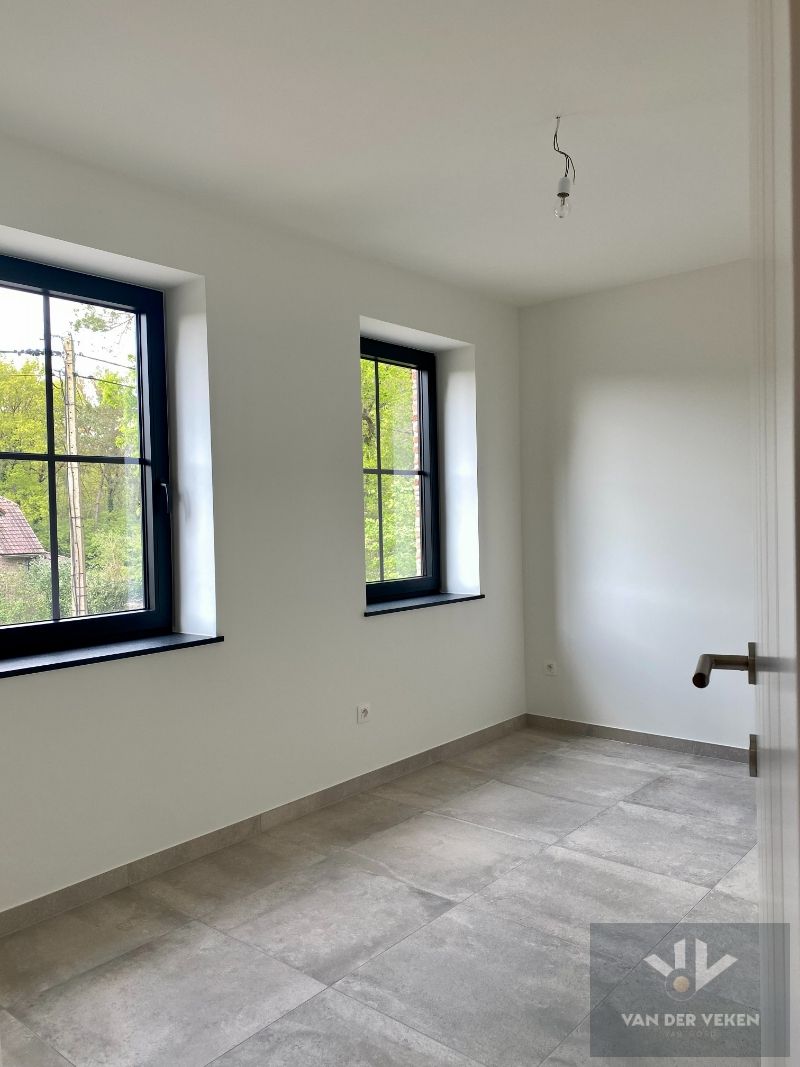 Uitzonderlijk mooi gelegen halfopen bebouwing. foto 17
