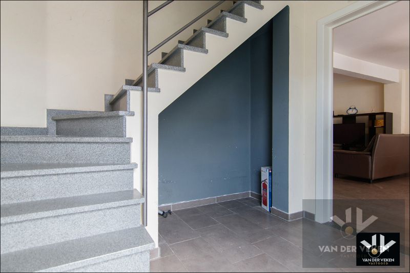 Instapklaar gelijkvloers appartement met ruime tuin te Tuilt foto 3