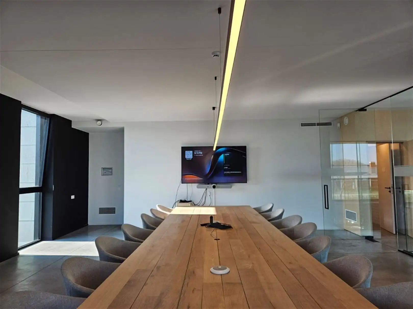 Magazijn met laadkades en kantoren foto 13