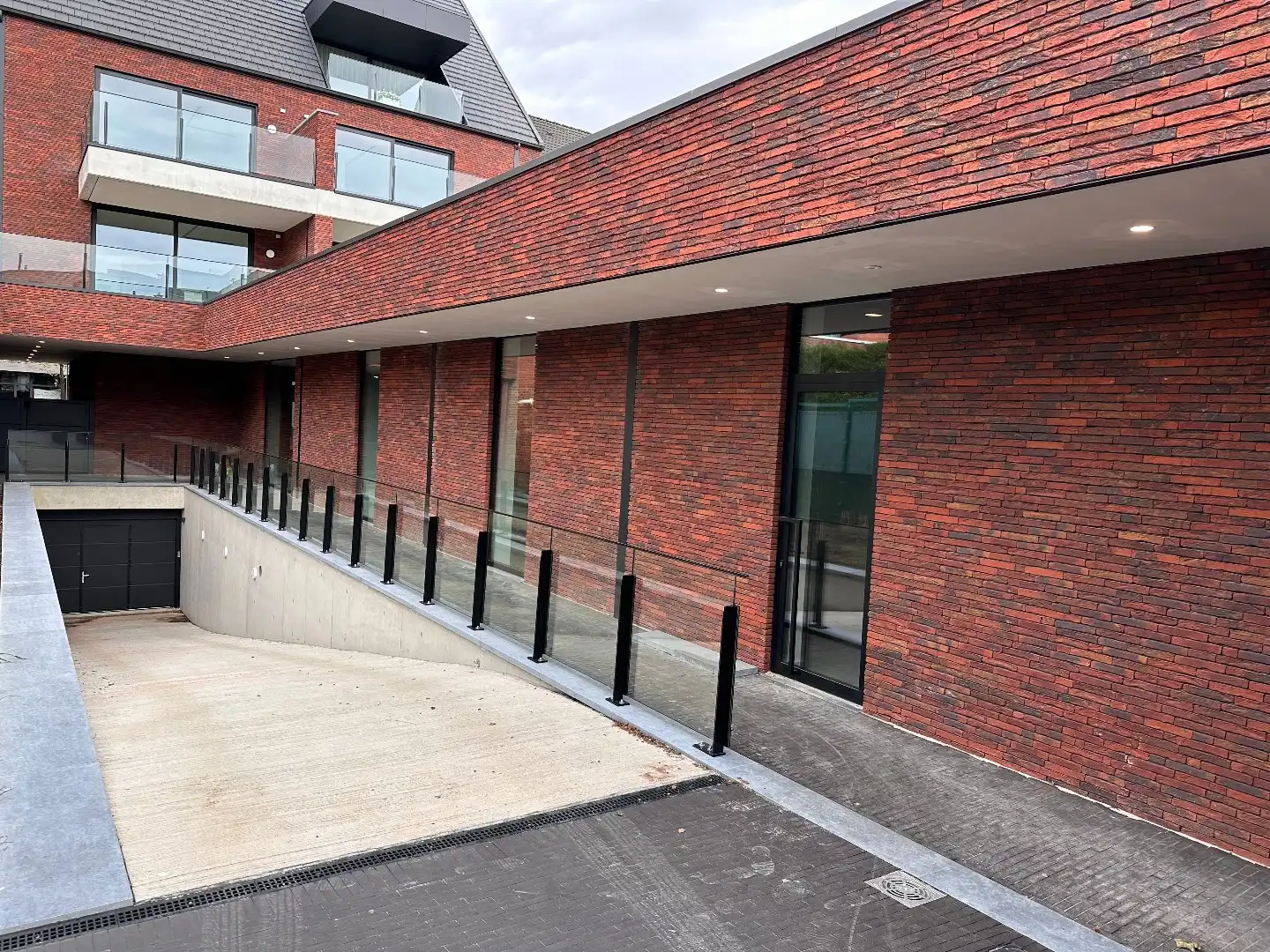 GELIJKVLOERS HANDELSPAND met KELDERRUIMTE TE HUUR/TE KOOP OP A-LOCATIE IN HOUTHALEN CENTRUM   foto 6