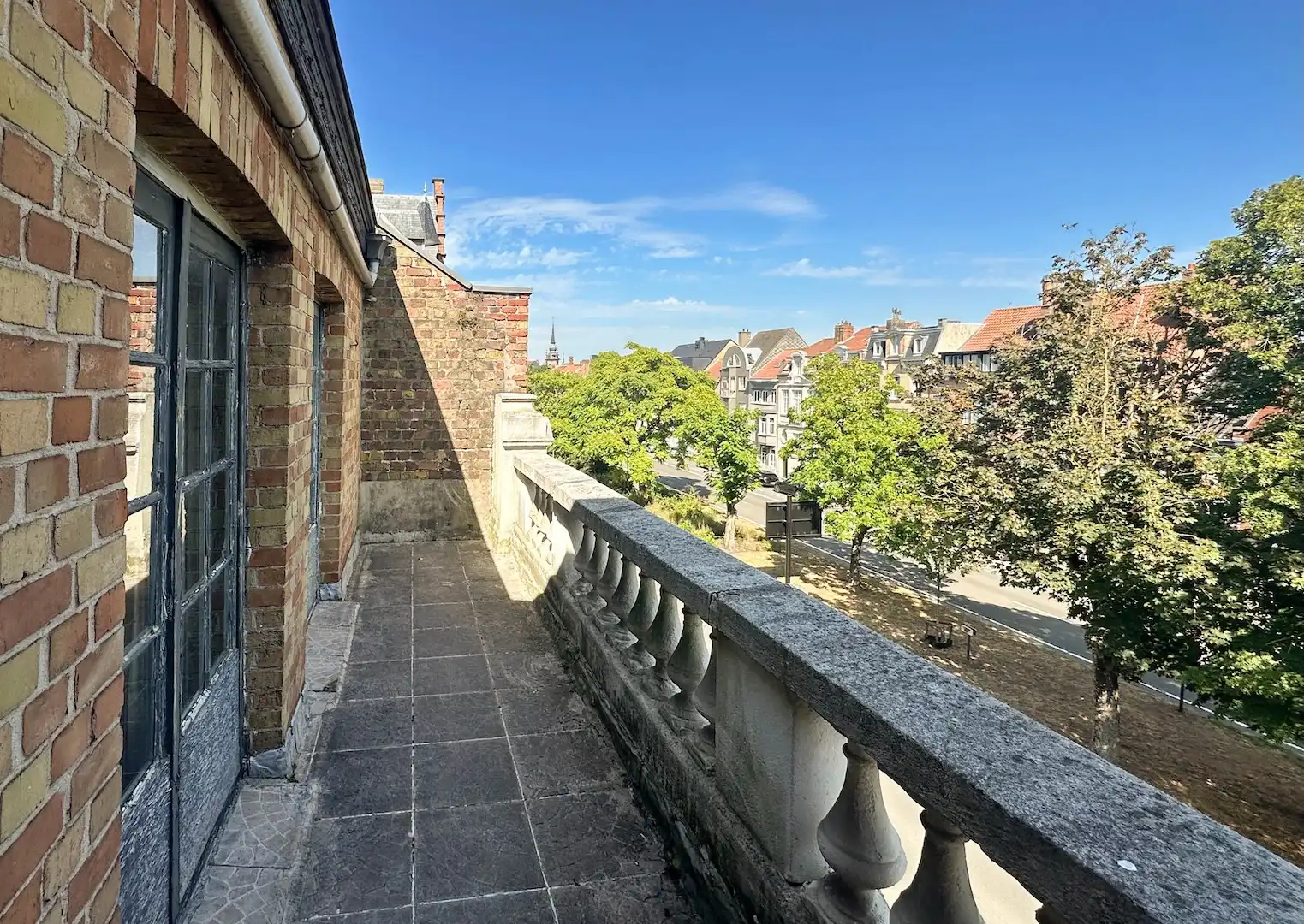 architecturale parel met zonnige stadstuin nabij de Ezelpoort foto 22