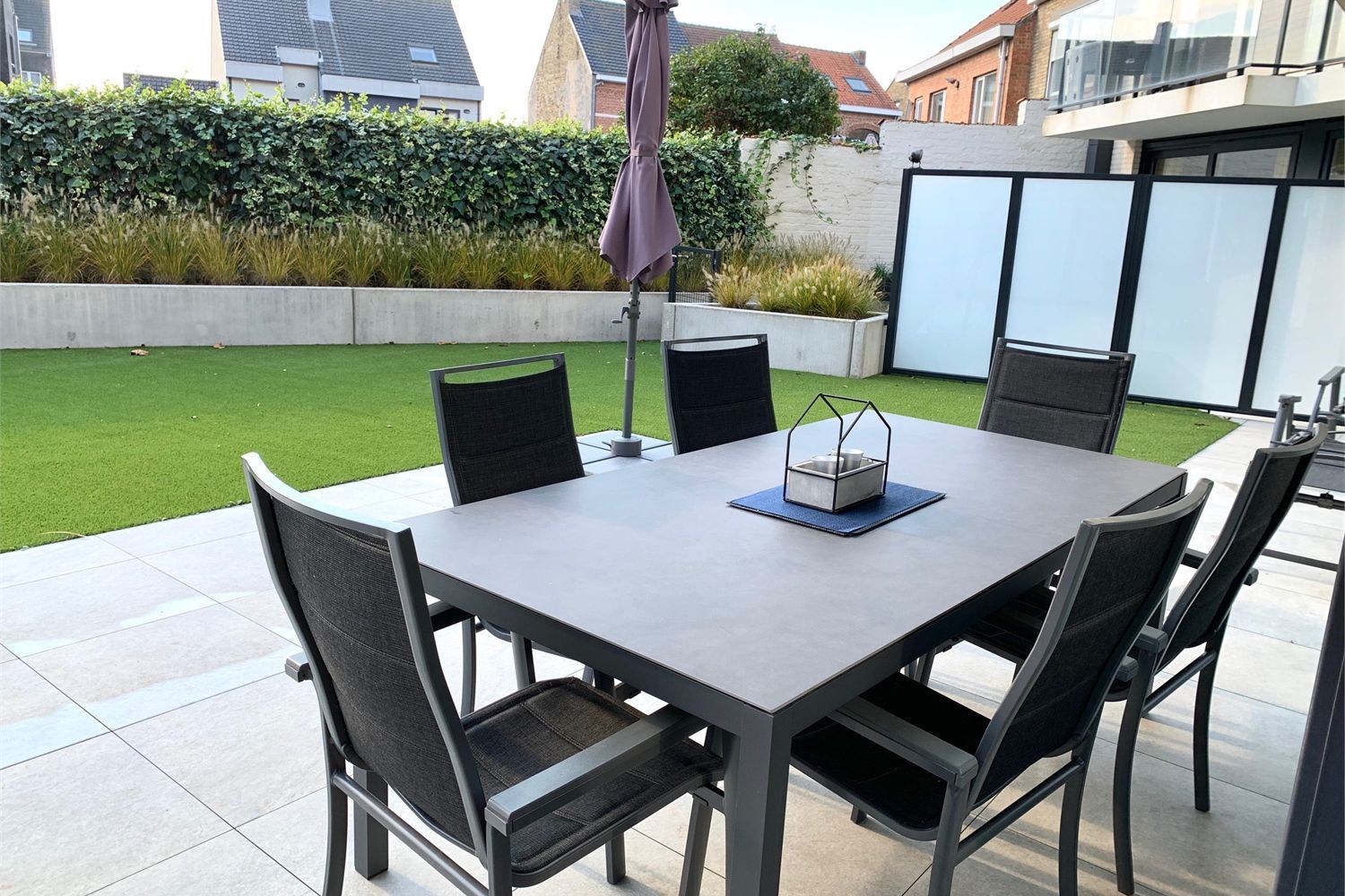 Recent en zonnig gelijkvloers appartement met terras en grote tuin (kunstgras) foto 2