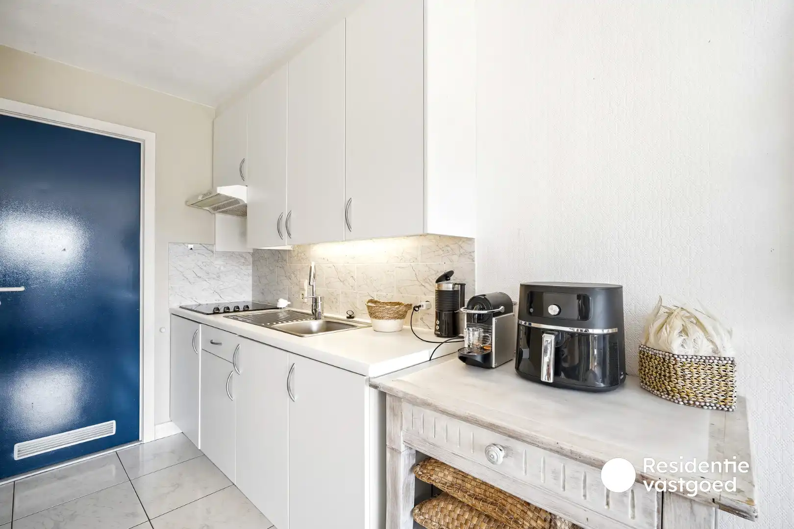 Lichtrijk zongerichte studio met slaaphoek, gelegen op 300m van de zee te Koksijde.  foto 3
