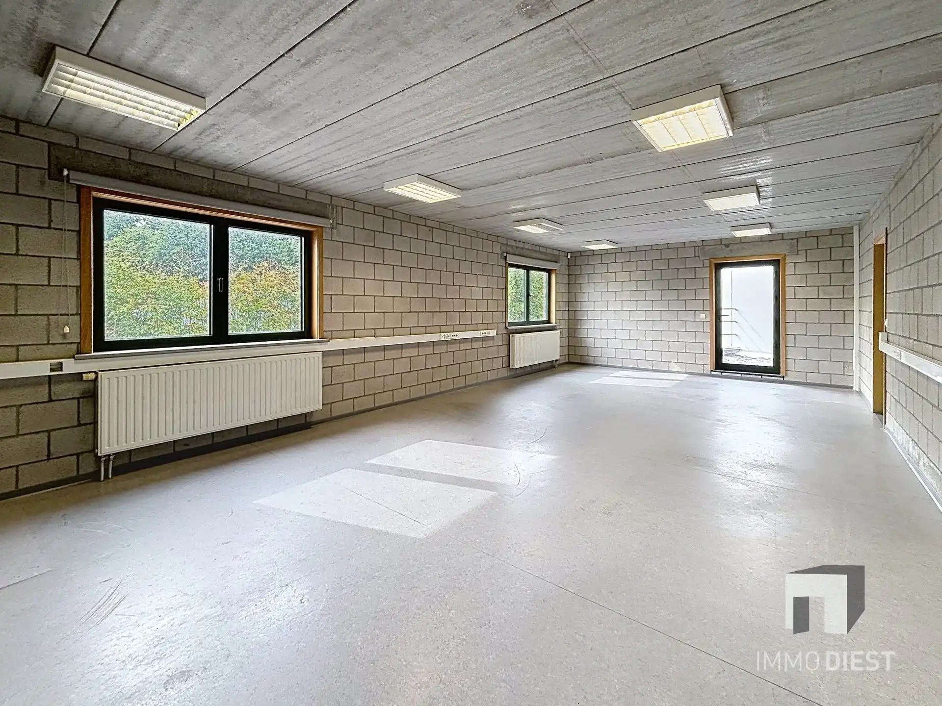 Magazijn met bureel op triple A-locatie foto 8