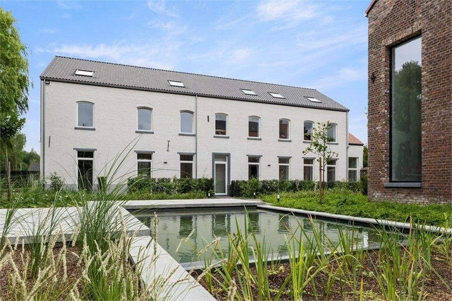 EXCLUSIEF WONEN IN EEN GERESTAUREERDE VIERKANTSHOEVE foto {{pictureIndex}}