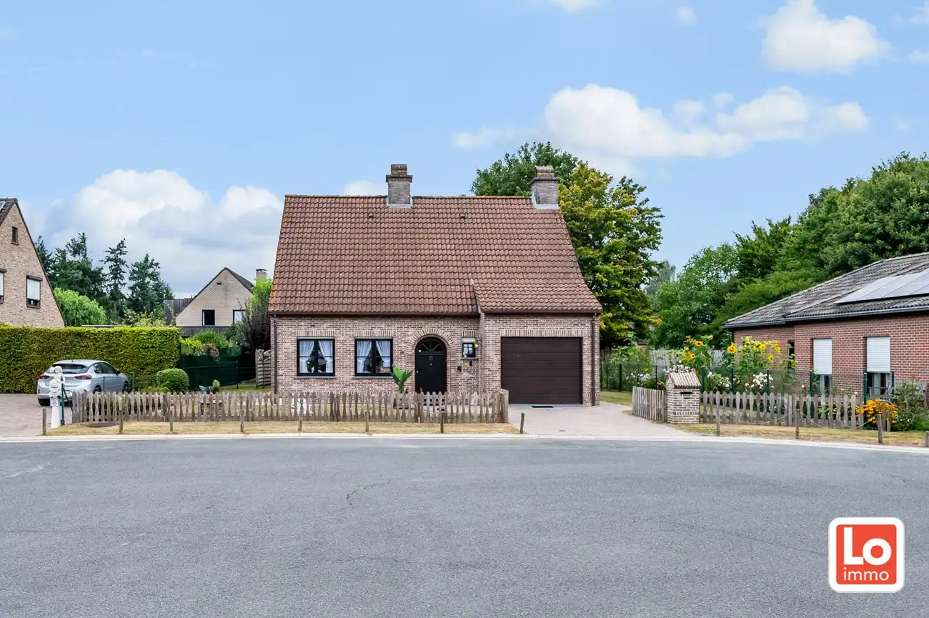 VERKOCHT! Instapklare open woning met inpandige garage op een rustige en residentiële ligging in Sint-Amandsberg, vlakbij Gent! foto 2