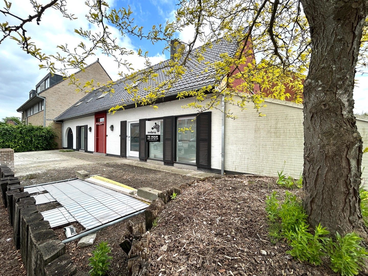 Recent gerenoveerde halfopen bebouwing met 4 kamers te Marialoop (Meulebeke)! foto {{pictureIndex}}