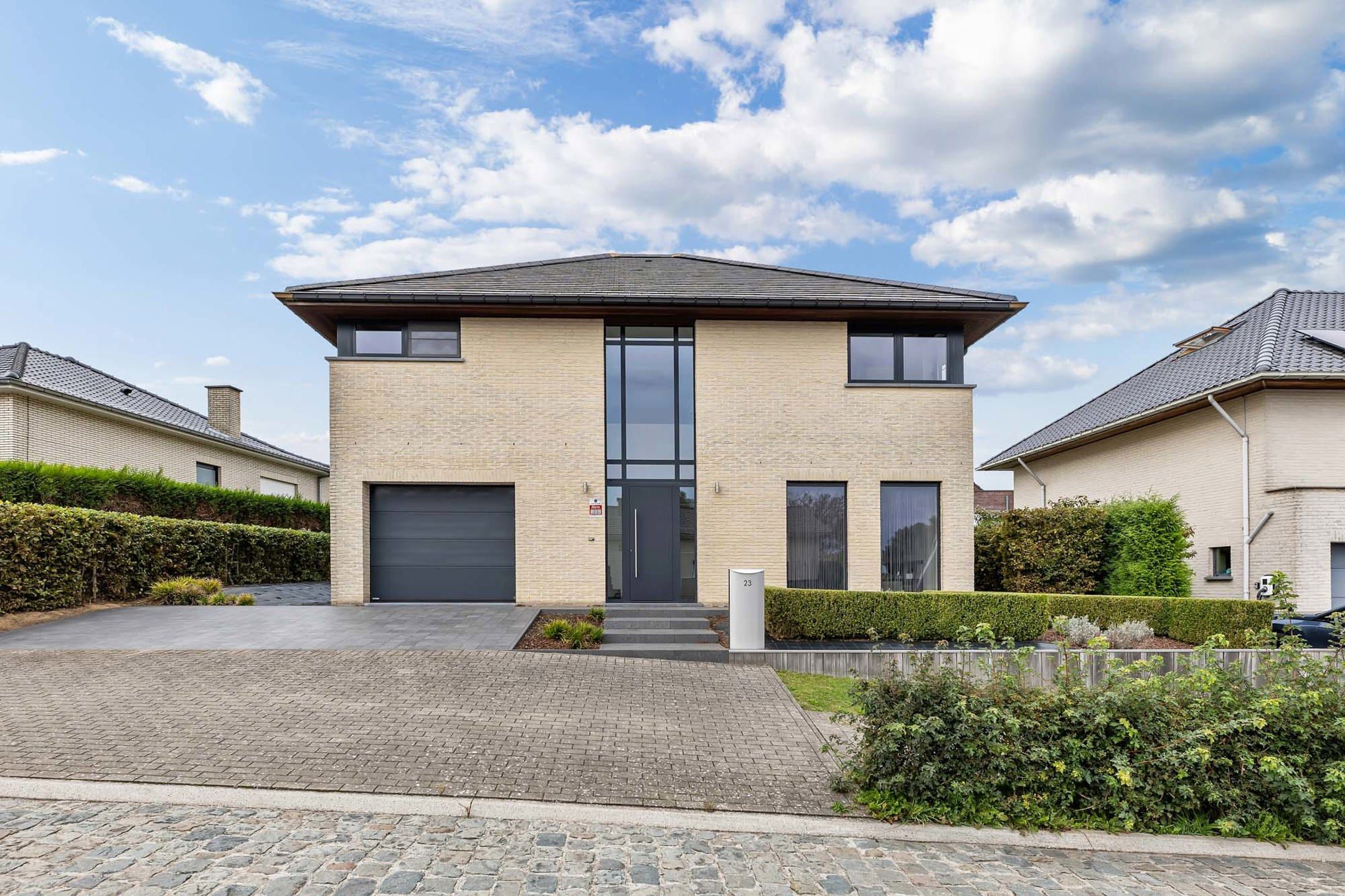 Landelijk gelegen villa met 4 slaapkamers te Pajottegem foto {{pictureIndex}}