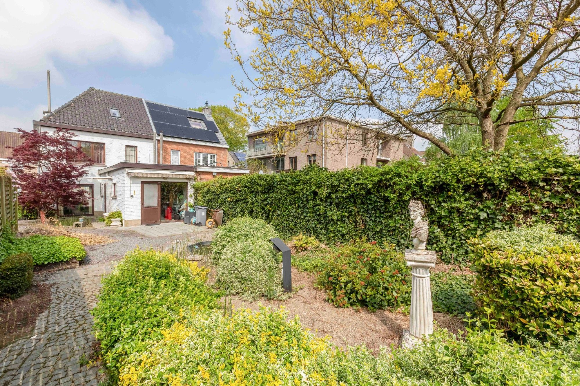 Halfopen gezinswoning met oprit en diepe tuin op centrale locatie foto 8