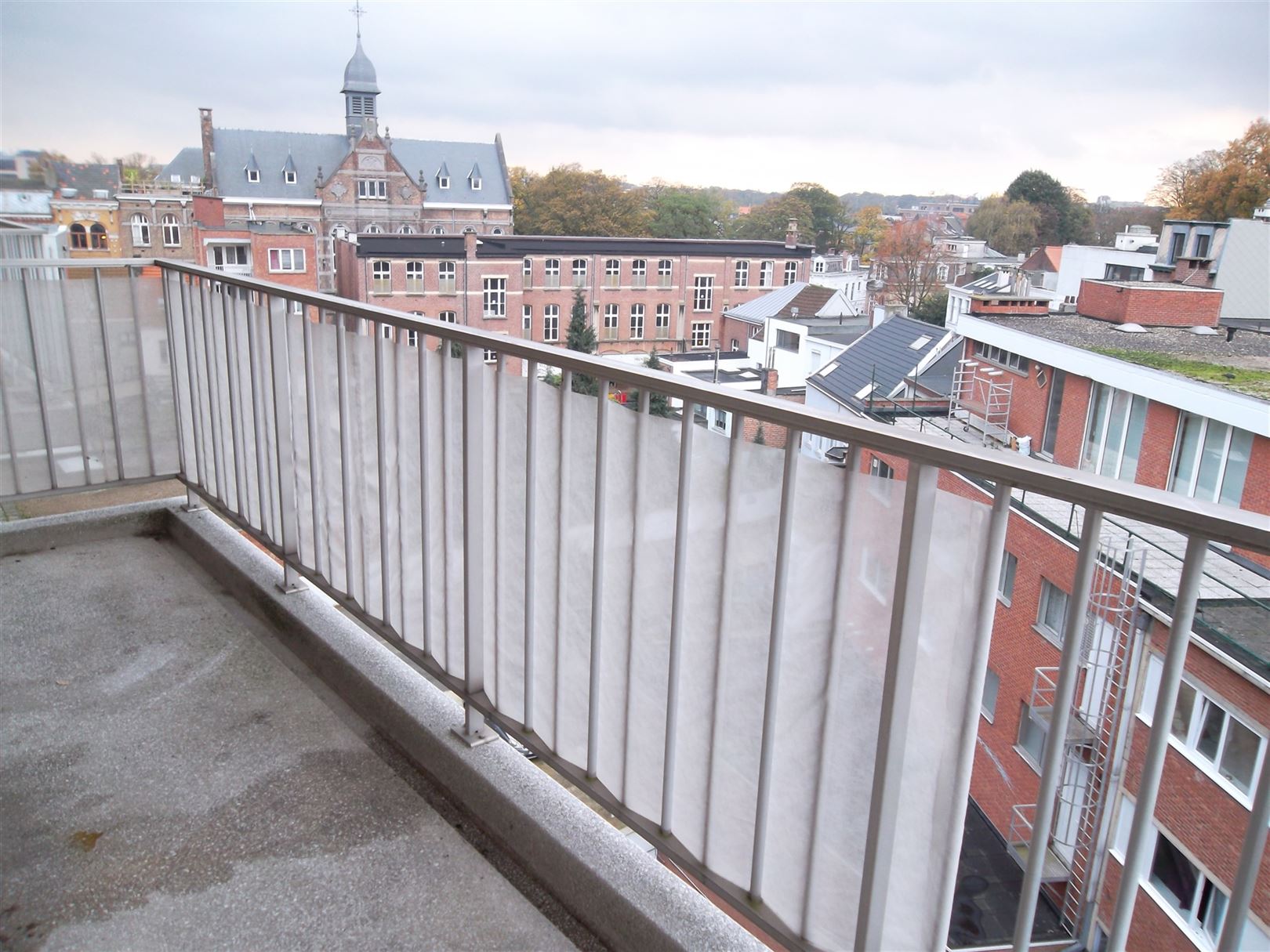 Licht hoekappartement met 2 slaapkamers, terras en parking foto 11