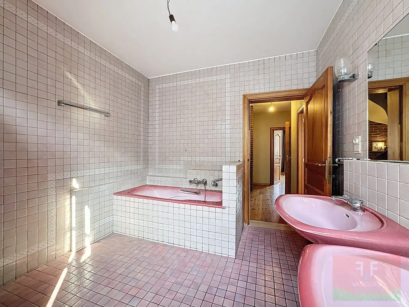 Triplex appartement met gelijkvloerse verhuurbare winkelruimte en aparte garage foto 15