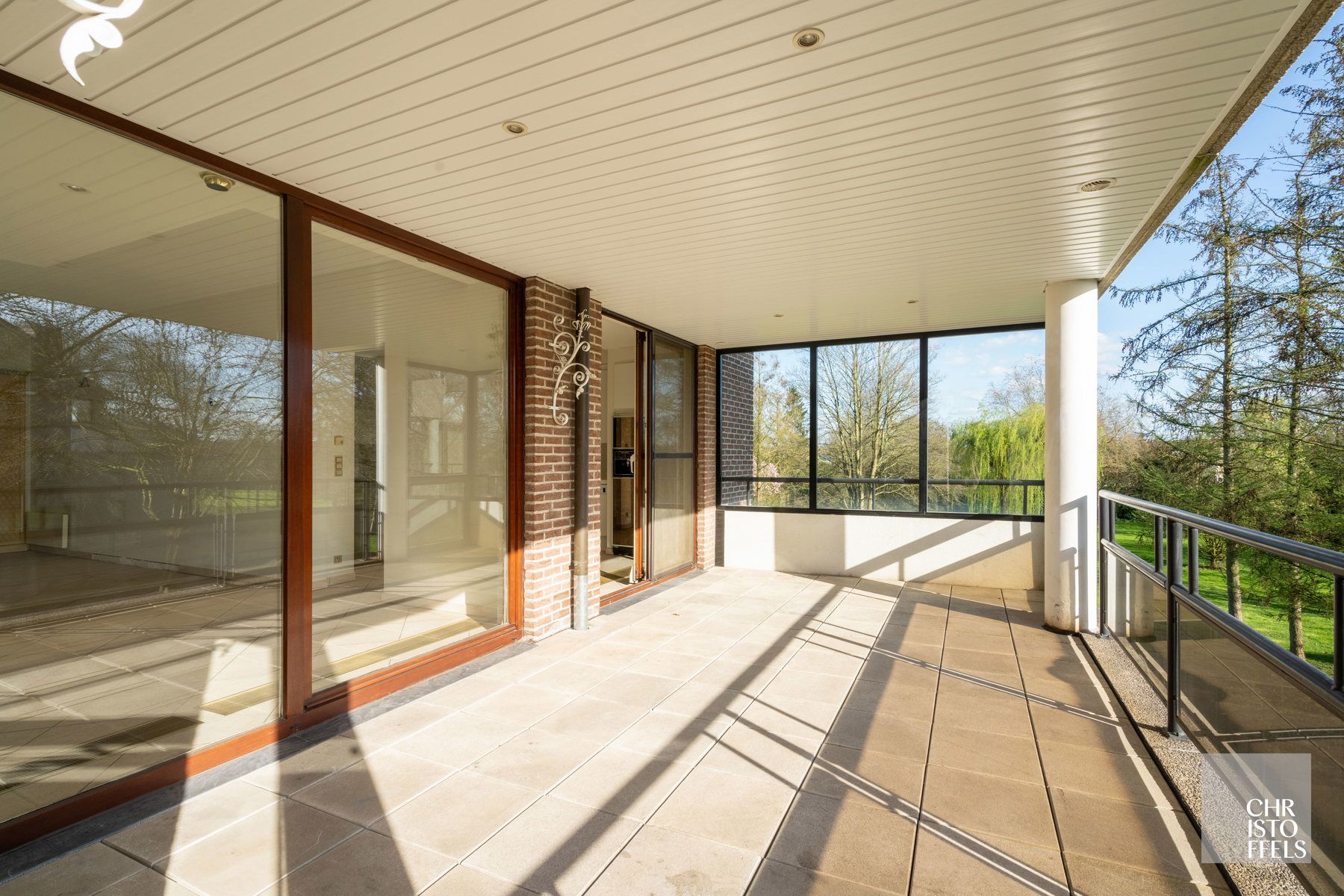 Villa-appartement (273m²) met renovatiepotentieel in een groene omgeving in Lanaken! foto 4