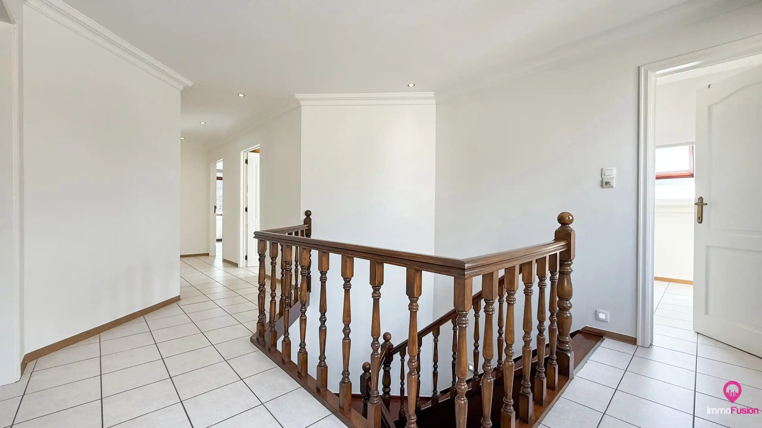 Ruime gezinswoning met 4 slpk, zonnepanelen en grote tuin! foto 24