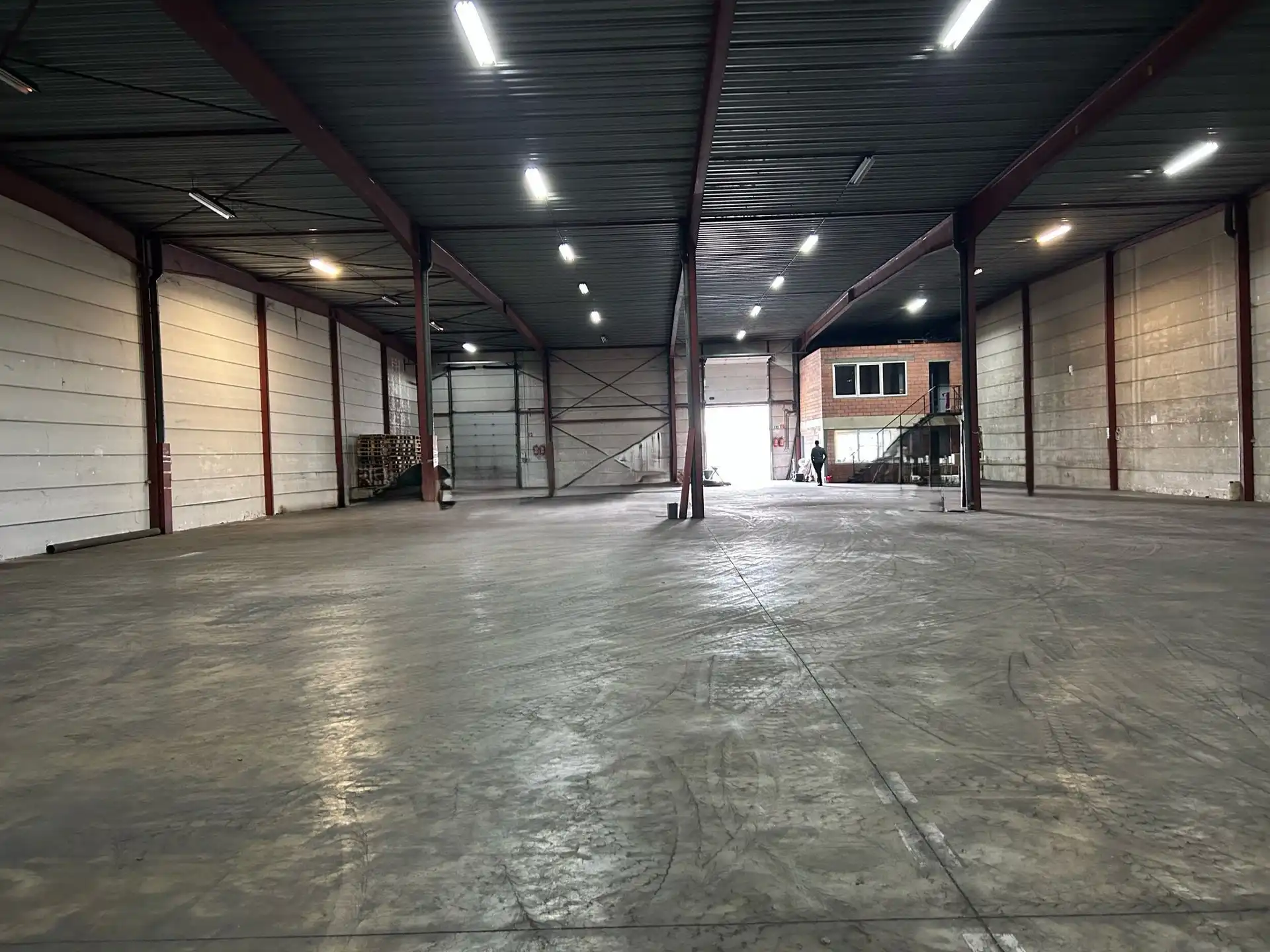 Magazijn 1.110m² met kantoor in de Transportzone Meer nabij de E19. foto 2