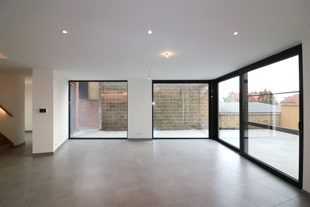 Architecturaal plaatje met 4 slpk., garage en riant terras foto 7