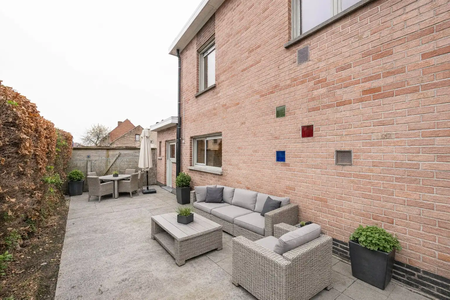 GUNSTIG GELEGEN GEZINSWONING OP 214 m² MET GARAGE foto 2