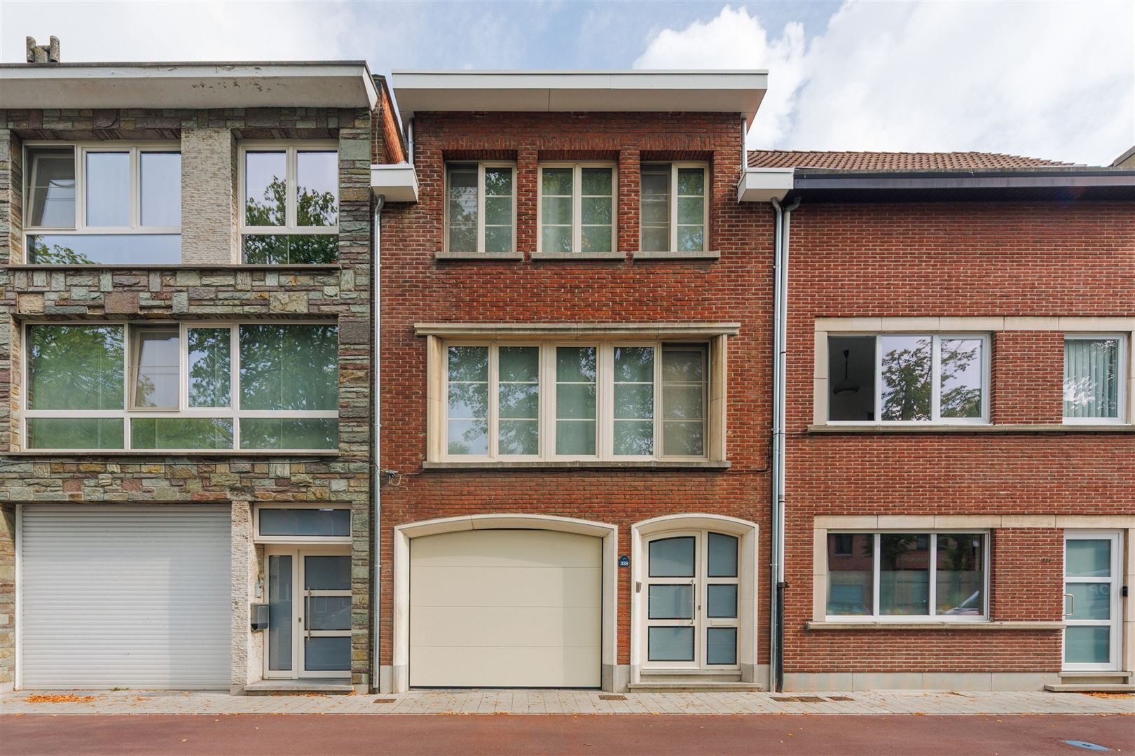 Woning met GIGANTISCHE garage/atelier/opslag en tuin foto {{pictureIndex}}