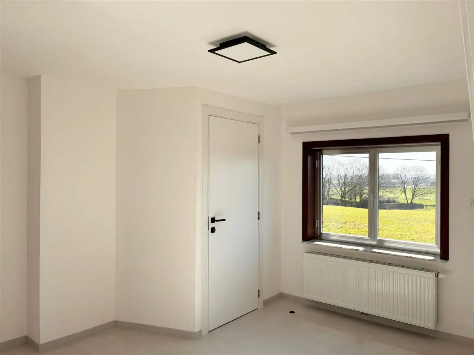 Lichtrijk huis met garage en koer foto 9