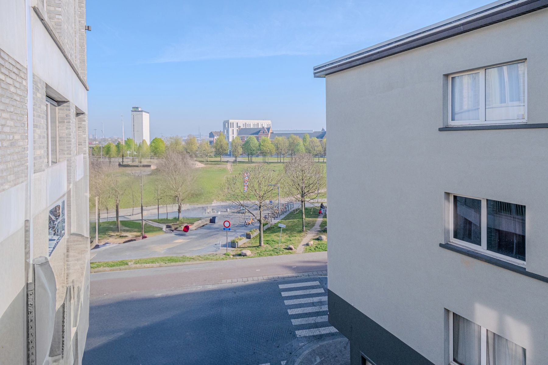Modern appartement met terras aan Park Spoor Noord foto 2