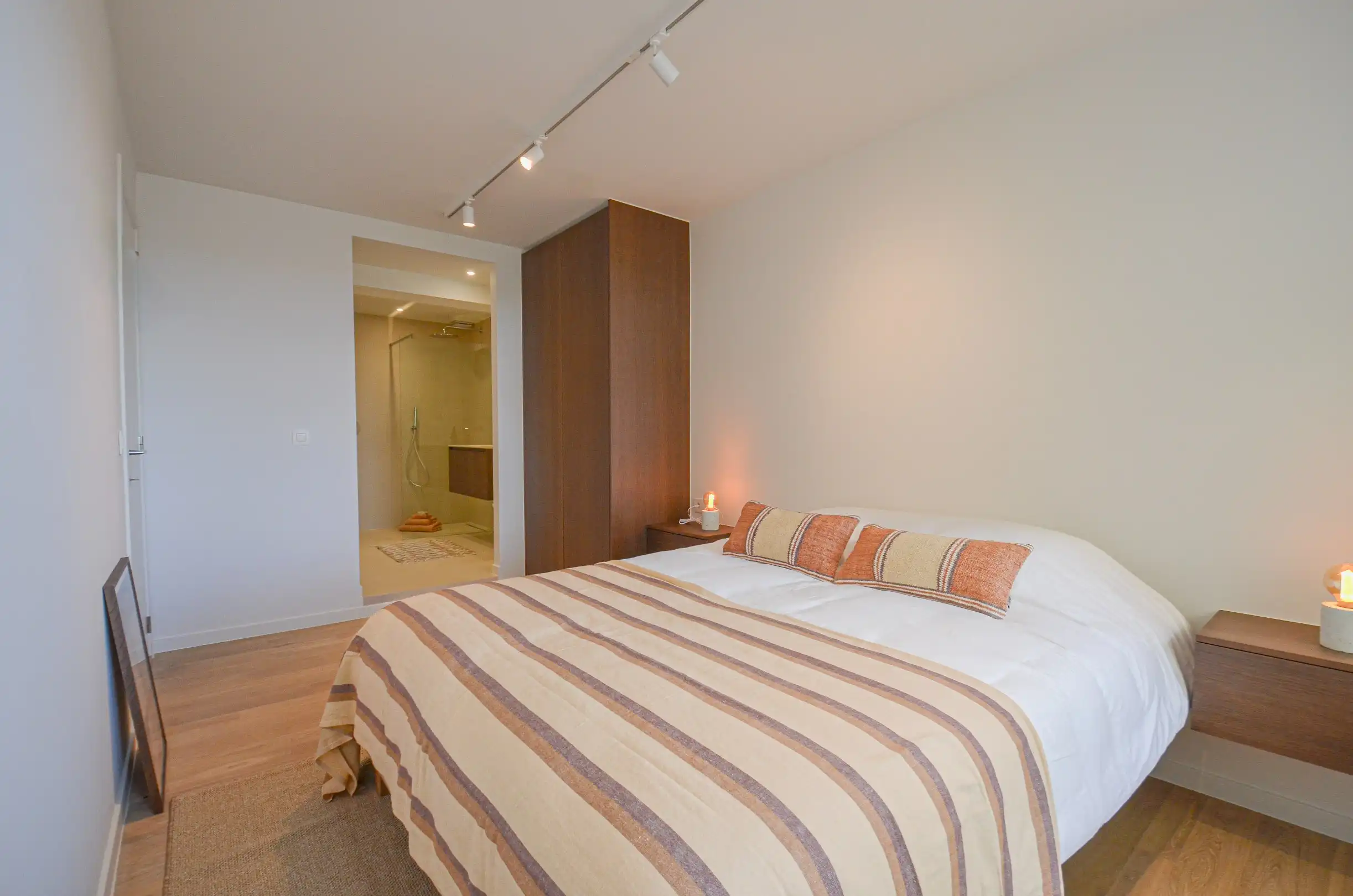 Exclusief – Stijlvol volledig gerenoveerd appartement met frontaal zeezicht. foto 17