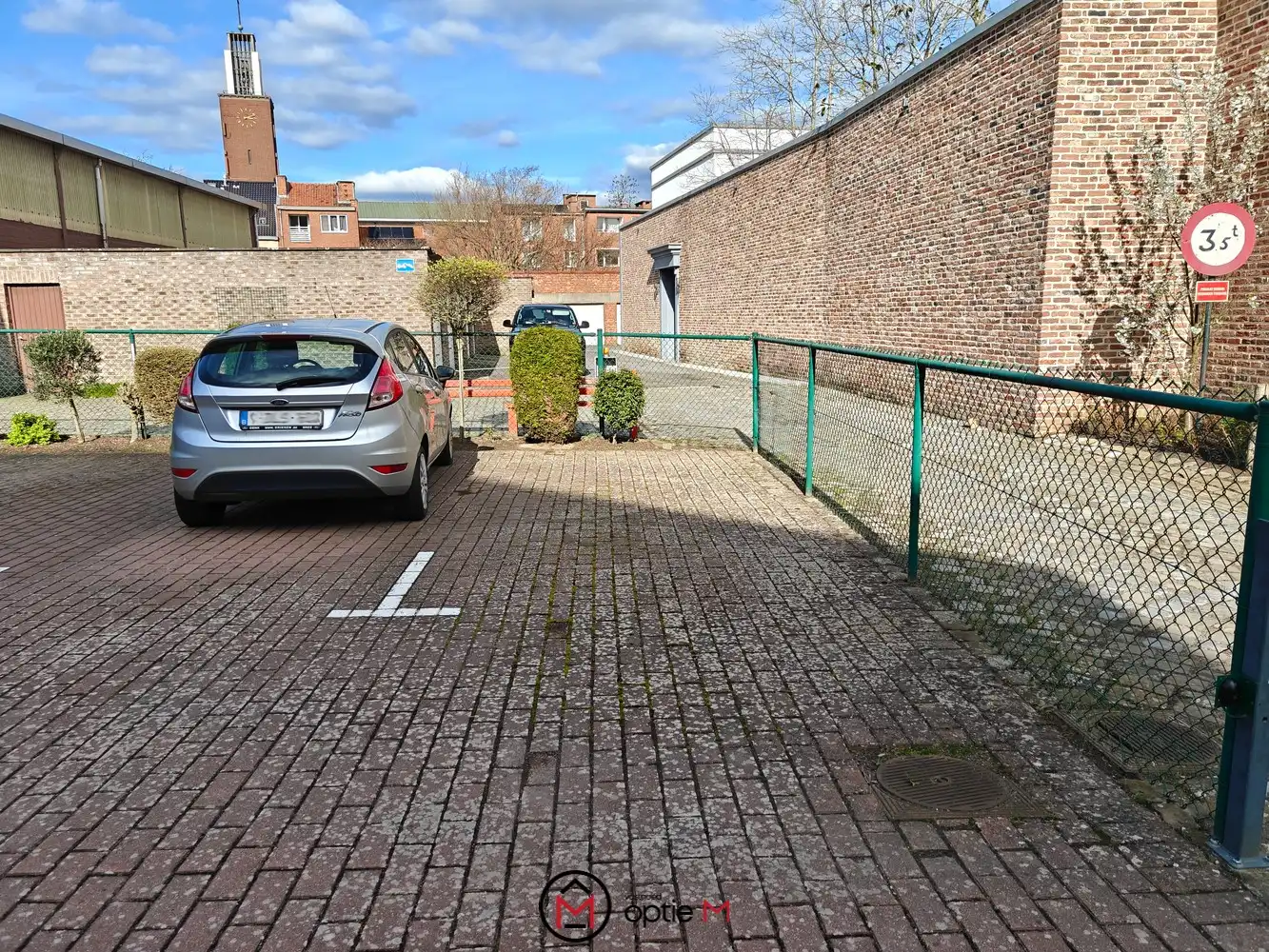 Staanplaats nabij het station van Hasselt foto 3