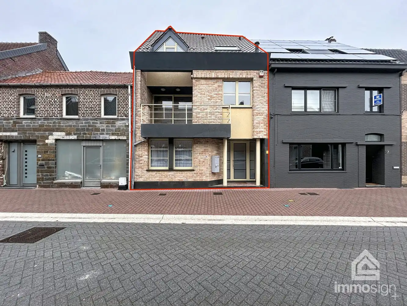 Appartementsgebouw met gelijkvloers- en duplexappartement in Peer centrum! foto {{pictureIndex}}