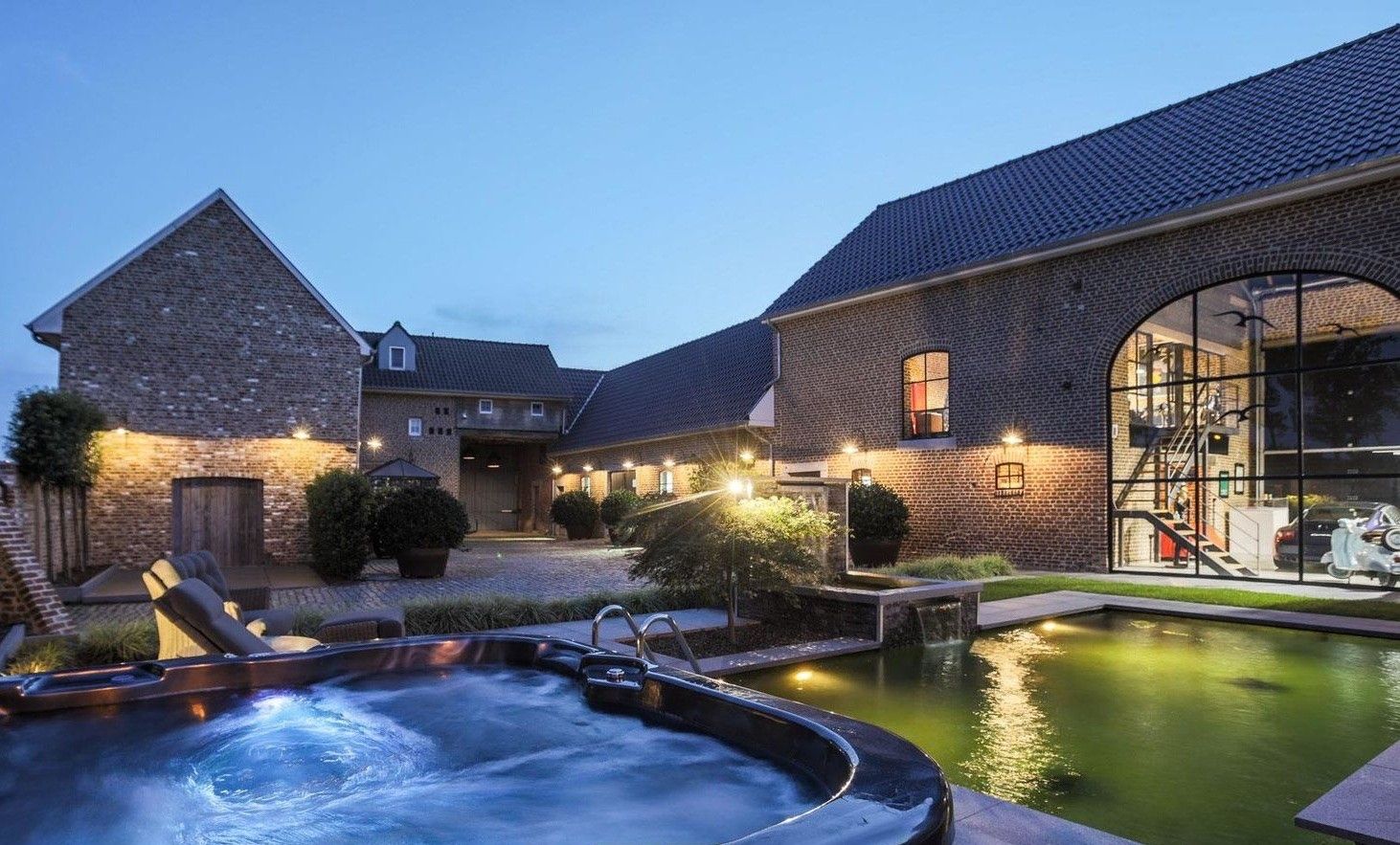 Luxueuze hoeve met schitterende binnenplaats en zwemvijver op een idyllische, natuurrijke locatie te Tongeren foto {{pictureIndex}}