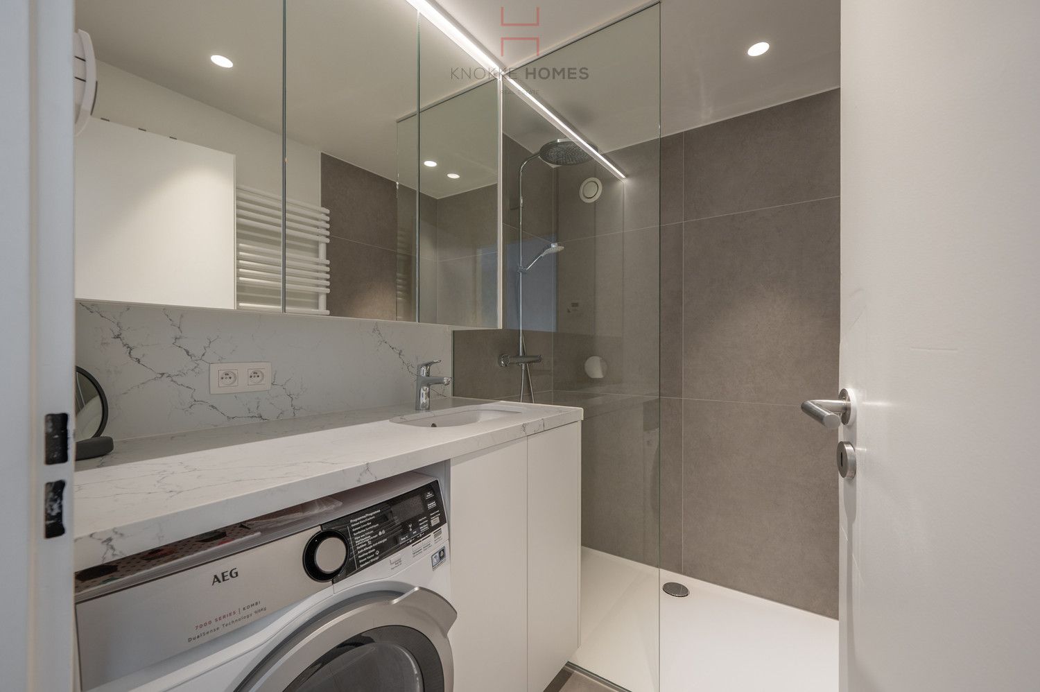 Volledig gerenoveerd vakantie-appartement met breed zijdelings zeezicht foto 14