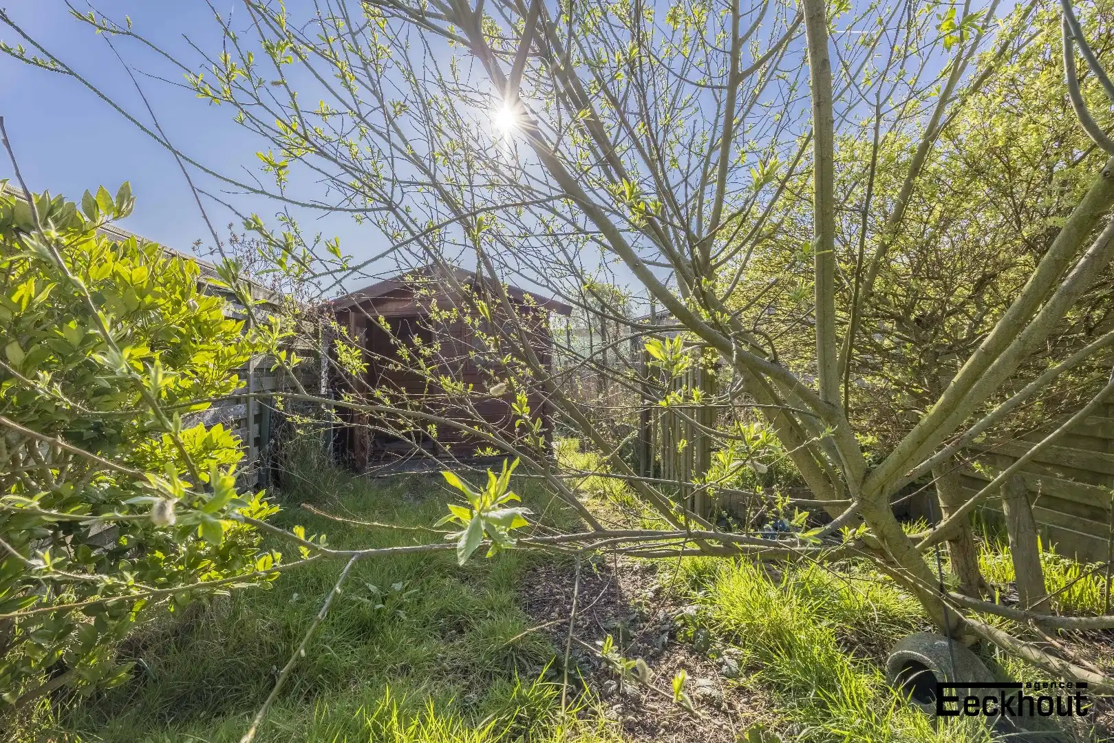 Te renoveren woning met diepe, zonnige tuin foto 18