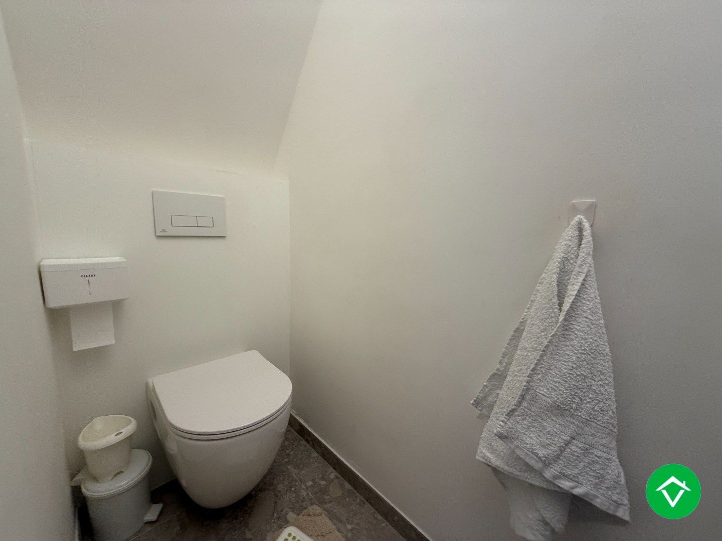 Volledig gerenoveerde rijwoning met 3 slaapkamers en terrastuin in centrum Roeselare foto 8