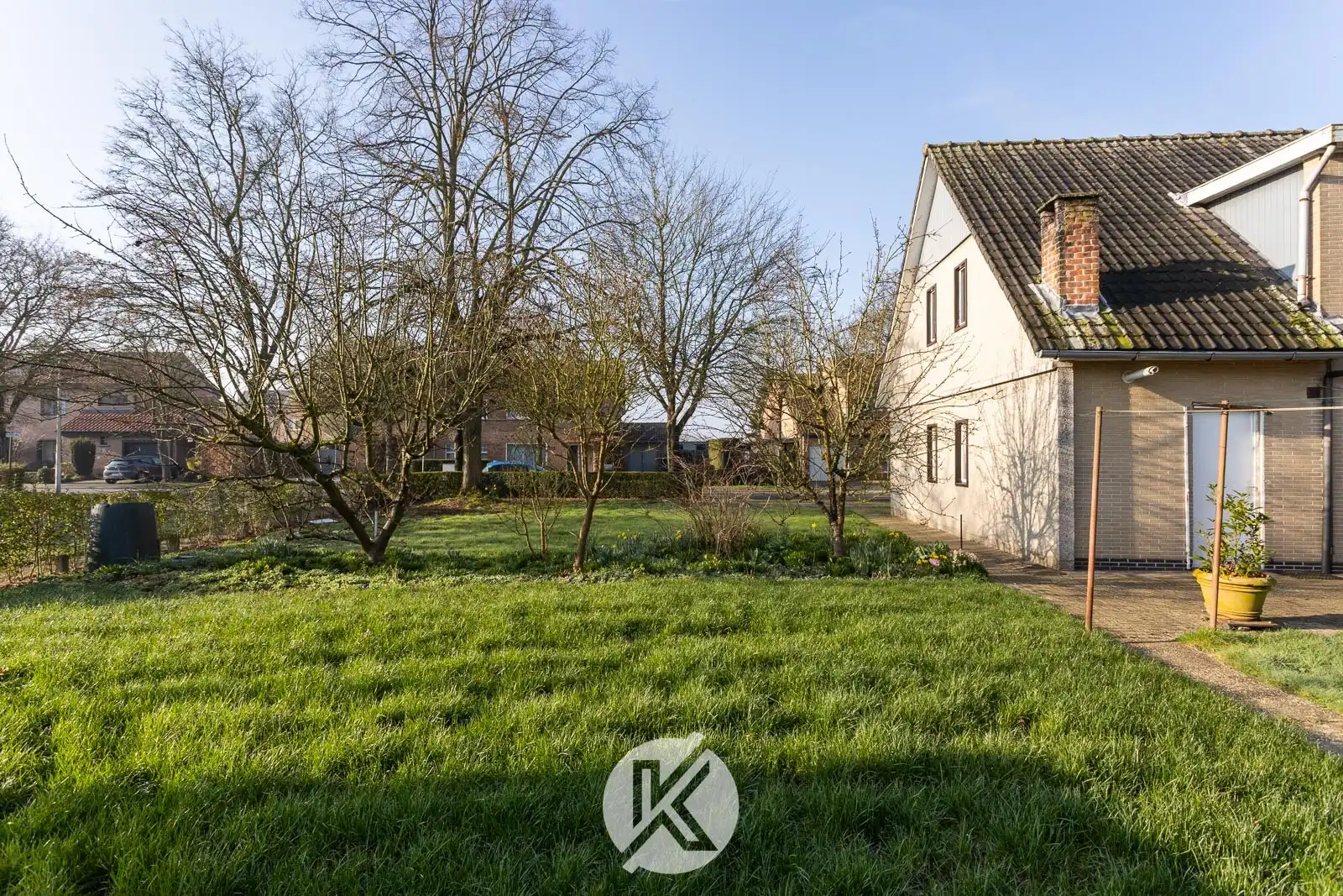 Woning in rustige wijk met renovatiepotentieel foto 21