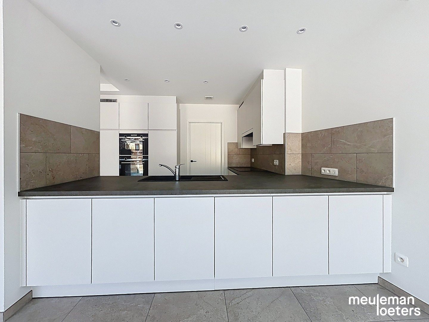Lichtrijk nieuwbouwappartement met garage foto 5